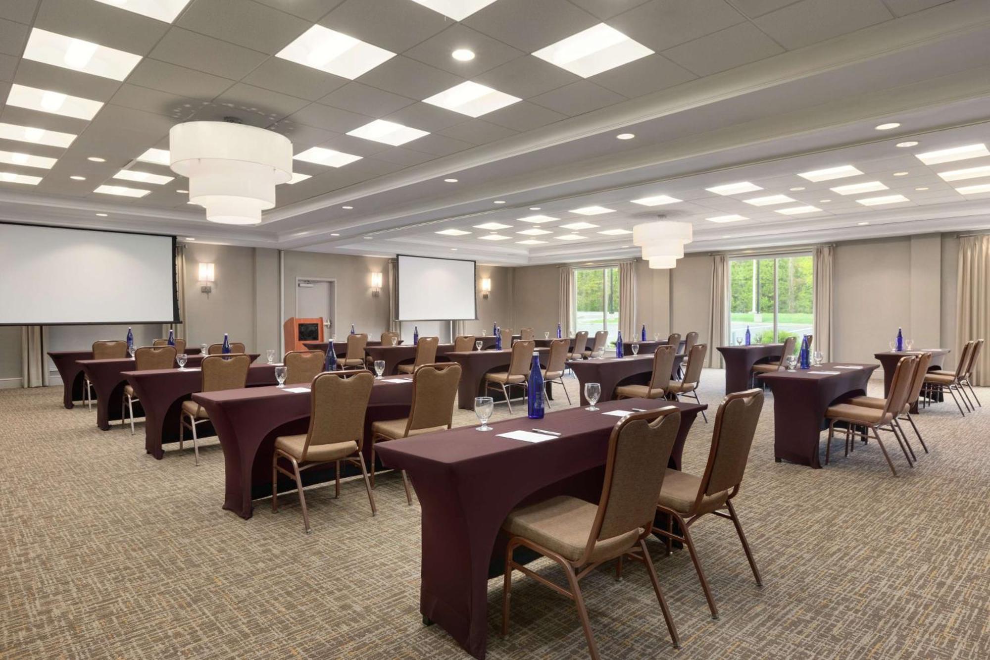 Hilton Garden Inn Стоуни-Брук Экстерьер фото